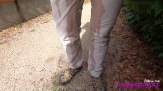 dans la rue ils pissent dans leur culotte en couple