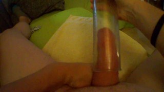 Mit der Penispumpe meinen Schwanz auf 20x6 gesaugt