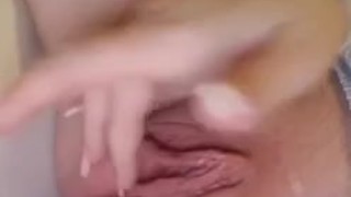 Pregnant babe masturbating