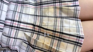 精液で変色したスカートを着せて手コキしてもらった cum onto semen stain skirt