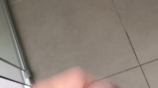 Punheta com gozada imensa com empregada olhando