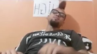 O punk exibindo o pau mole