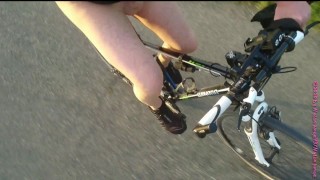 Sexy in Feinstrumpfhose auf der Radtour 2020