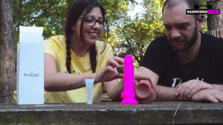 PandaVlog :dietro le quinte,Giovane youtuber italiana con le tettone recensisce un dildo al parco