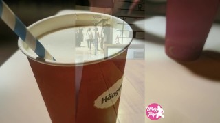 Une petite étudiante se dévoile dans un centre commercial