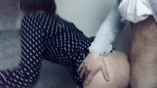 Часть 2. Пока родители дома, он кончает на мою попку в подъезде