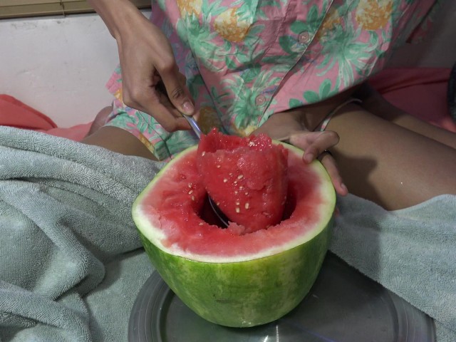 Watermelon Black Orgy Porn - Ang Sarap! Filipina Babe Eats Watermelon With Giant Spoon - Free Porn  Videos - YouPorn