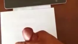 Junge kommt zweimal wichsen