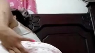 Yo saltando mi culo en la cama y me bajo el calzón , super caliente en esta cuarentena.