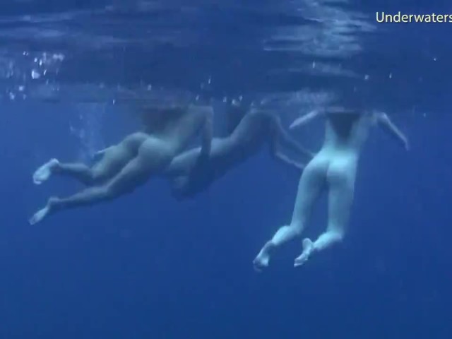Underwater Threeway Lesbians 