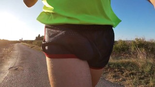 Mi polla en shorts de deporte ajustados y brillantes en un sitio publico