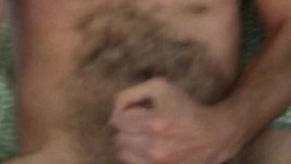 Coppia gay scopa e gode mentre guarda un porno