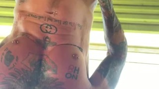 Jack off under the bridge 