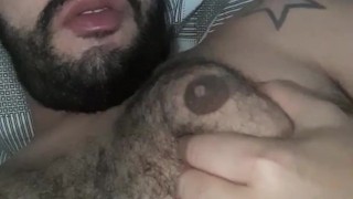 Urso gozando na punheta e falando