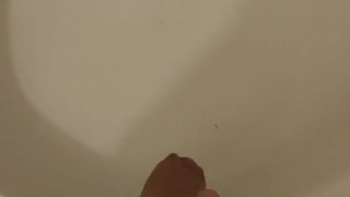 Ragazzo sborra nel bagno della casa in vacanza