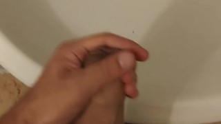 Ragazzo sborra nel bagno della casa in vacanza