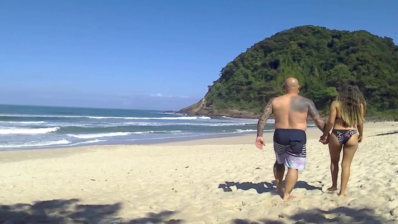 Mike va à la plage et sa copine baise un inconnu dans la voiture et en  branle une autre! REMORQUE