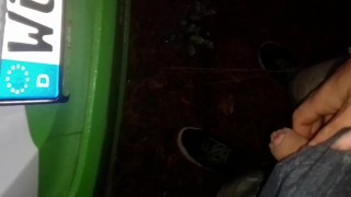 Andy pisst an ein Auto