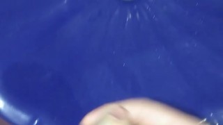 Парень дрочит