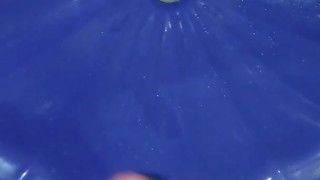 Парень дрочит