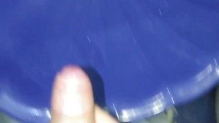 Парень дрочит