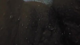 Chica juega con su vibrador y termina super mojada