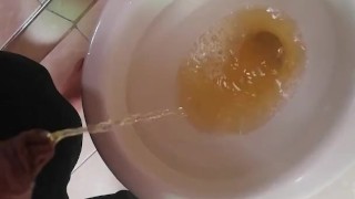 Orino su cara me la follo en el baño publico