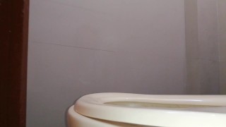 Grabo a mi mejor amiga orinando de pie en mi baño.