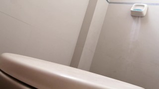 Disfruto espiar a mi amiga cuando orina.