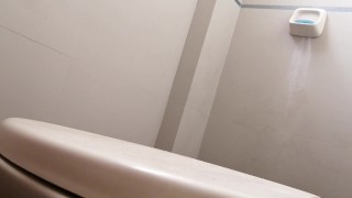 Disfruto espiar a mi amiga cuando orina.