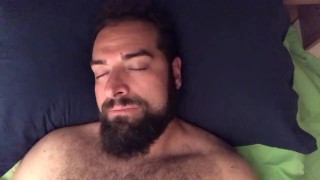 Grosso orso peloso ed arrapato si masturba sudando in camera da letto in estate. Faccia da orgasmo 