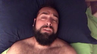 Grosso orso peloso ed arrapato si masturba sudando in camera da letto in estate. Faccia da orgasmo 