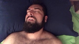 Grosso orso peloso ed arrapato si masturba sudando in camera da letto in estate. Faccia da orgasmo 