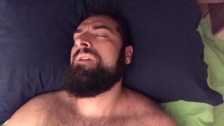 Grosso orso peloso ed arrapato si masturba sudando in camera da letto in estate. Faccia da orgasmo 