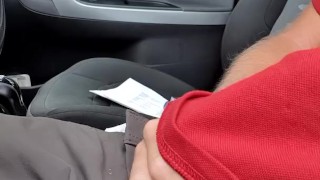 Notgeiler Mann masturbiert am Parkplatz im Auto mit cumshot