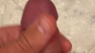 Парень быстро вздрочнул перевозбужденный член и мощно кончил. МНОГО СПЕРМЫ СТРЕЛЯЕТ