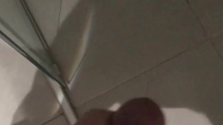 Gozada na escova de dentes da empregada safada