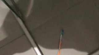 Gozada na escova de dentes da empregada safada