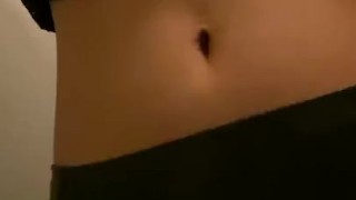 Milli Vega en mini falda