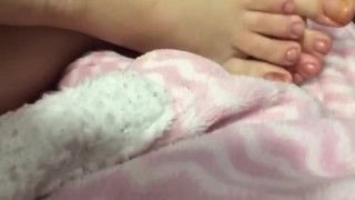 @tici_feet IG ticii_feet tici feet showing my toes with no polish