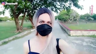 Joven Sissy Puta Caminando en un Parque Publico y mostrando el Culo