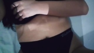 Me masturbo rico mientras todos duermen