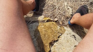 Pisciata sulla scogliera vista mare 