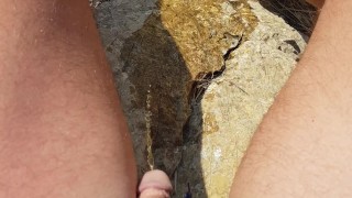 Pisciata sulla scogliera vista mare 