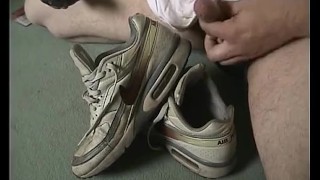 Cum into wmns nike air max classic sneakers