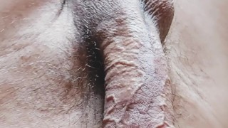 Pene venoso joven masturbandose