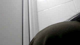 ПОБРИЛА ПИЗДУ В МАГАЗИНЕ, КОГДА ИДЕШЬ НА ГУЛЯНЬЕ А КИСКА НЕ БРИТАЯ .