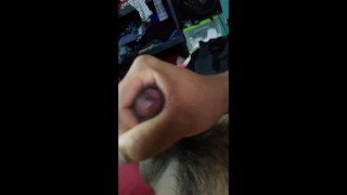 Sin la esposa en casa... me caliento viendo porno