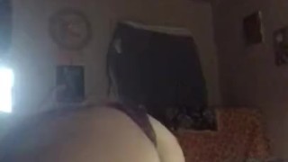 Sexy milf twerks