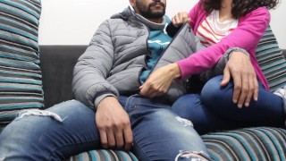 Invito a un amigo a ver Netflix para follármelo sin condón